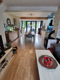 AVOIR ! Maison mitoyenne complètement rénovée de +/- 99 m² habitables sur 11 ares de terrain clos et arborés sans vis-à-vis.
Lumineuse offrant un grand espace de vie, 5 chambres avec un très grand jardin sans vis-à-vis arboré pour des moments paisibles en nature.

Composée au RDC :
D'une entrée
D'un grand espace de vie de +/- 50m² ouvert sur une cuisine équipée avec accès à la terrasse et au grand jardin
D'une chambre.
D'une salle de bain avec double vasque, baignoire d'angle et douche italienne
D'une buanderie avec accès au jardin

Au 1er étage :
De 4 chambres

Au sous-sol :
D'un espace salon / loisir

La maison dispose d'un extérieur en nature, avec coin terrasse, spa, piscine, terrasse couverte, espace de jeu pour les enfants et poulailler.

Maison rénovée avec isolation extérieure, poêle à bois et poêle à pellets, électricité refaite entièrement

Nous contacter pour plus de renseignements.
Frais d'agence à charge vendeur.
Mandat exclusif.