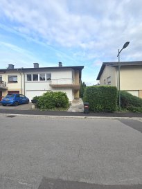 Maison Bi-familiale séparée en
DEUX Appartements à Echternach!!!

Opportunité Rare avec Potentiel d'Agrandissement

Située au coeur d'Echternach, dans une rue en cul-de-sac paisible, cette maison bi-familiale lumineuse offre un cadre de vie privilégié, baigné de soleil tout au long de la journée. Idéale pour une grande famille ou un investisseur, elle séduit par son agencement spacieux, son fort potentiel d'extension et la possibilité de générer des revenus locatifs attractifs.

Caractéristiques principales :

Surface du terrain : 4a 52ca
Surface totale : env. 280 m² + grenier aménageable (potentiel d'au moins 80 m² supplémentaires selon le projet)
Exposition : Maison très lumineuse avec une orientation optimale pour profiter du soleil toute la journée
Environnement : Rue calme en impasse, parfaite pour la tranquillité et la sécurité
Appartement 1 (principal) :

Surface totale : 159,12 m²
Surface habitable : 124,23 m²
Agencement : Spacieux salon lumineux, cuisine séparée, 2 grandes chambres, salle de bain, WC invités, espace de rangement
Loyer potentiel : env. 1.800 €/mois
Appartement 2 (secondaire) :

Surface totale : 105,05 m²
Surface habitable : 50,57 m²
Agencement : Séjour convivial, cuisine séparée, 1 chambre confortable, salle de bain récemment rafraîchie
Loyer potentiel : env. 1.200 €/mois
Potentiel locatif total : env. 3.000 €/mois

Travaux à prévoir :
Bien que la maison nécessite quelques rénovations pour atteindre son plein potentiel, le second appartement a déjà été rafraîchi, offrant un espace prêt à être loué ou habité. Le grenier offre une opportunité unique d'agrandissement, avec la possibilité de créer au moins 80 m² supplémentaires selon le projet.

Points forts :

Potentiel d'extension important
Excellente rentabilité locative
Luminosité exceptionnelle grâce à de grandes fenêtres et une orientation idéale
Quartier résidentiel calme et recherché
Proximité immédiate des commodités, des écoles et des espaces verts d'Echternach.

Pour plus de renseignements ou une visite (visites également possibles le samedi sur rdv), veuillez contacter le 691 850 805