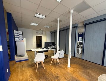 Local commercial - 3 pièces - 138m². Nord Sud Immobilier vous propose à la location : 

Un local commercial de 138 m², 3 pièces type bureaux, un sanitaire avec WC et lavabo ainsi qu'une cave.
Vous bénéficierez d'une belle visibilité et de parkings gratuits à proximité. 
Idéal pour un commerce ou des bureaux.

Pour plus de renseignements, n'hésitez pas à prendre contact au 03 72 64 01 02 ou par mail : nordsud.immobilier@netcourrier.com