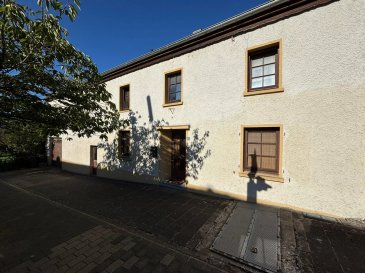 L'agence immobilière Loewen-Kill présente à la vente cette ferme avec grange attenante, idéalement située à Mamer, à proximité immédiate de l'Arlonstraße.

Cette propriété offre un grand potentiel de rénovation ou de transformation, parfaite pour les amateurs de projets personnalisables qui allient authenticité et modernité.

La propriété se compose comme suit :

Rez-de-chaussée :
- Hall d'entrée avec distribution fonctionnelle des pièces
- Cuisine ouverte équipée (environ 18 m²) avec accès direct au jardin
- Bureau (environ 17 m²)
- Salon-salle à manger lumineux (environ 29 m²) avec accès à la buanderie et au garage
- Buanderie (environ 12 m²) et cave avec douche et WC (environ 21 m²)
- Garage fermé pour une voiture (environ 29 m²)

1er étage :
- Trois chambres (avec des surfaces d'environ 13 m², 14 m², 19 m²)
- Salle de bain (environ 9 m²)
- Couloir menant à la grange attenante

Combles :
- Grande chambre mansardée d'environ 35 m² de surface habitable

Extérieur et bâtiments annexes :
- Grange attenante d'environ 80 m² avec de nombreuses possibilités : extension de la maison, loft privé, local commercial ou atelier
- Jardin clôturé, agréable et facile à entretenir

La maison nécessite des travaux de rénovation.

Nous restons à votre disposition pour plus d'informations et pour convenir d'un rendez-vous : 
+352 27 56 28 90 
contact@loki.lu

Les frais d'agence sont à la charge du vendeur.