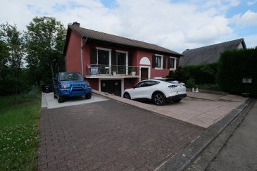 L'Agence Immobilière Chaves vous présente cette spacieuse maison individuelle construite en 1991, offrant de généreux volumes et une distribution fonctionnelle idéale pour une grande famille. 

La maison avec sa surface totale de +/- 200m2 est composée comme suit:

- Sous-sol aménagé  
Le sous-sol propose de belles surfaces polyvalentes :  

- Garage de 31,48 m²  
- Chaufferie de 4,80 m² (chauffage + installation technique)  
- Hall de  
- Salle de douche  
- Trois chambres confortables (14,26 m²; 15,86 m²; 14,22 m²)  

- Rez-de-chaussée:  
Le rez-de-chaussée offre un cadre de vie agréable et spacieux :  

- Cuisine équipée et séparée de 11,91 m²  
- salle à manger séjour lumineux de 39,35 m², idéal pour les moments en famille  
- Balcon  
- Hall d'entrée  
- Dressing de 8,44 m²  
- Deux chambres à coucher (11,70m2 et 13m2)  
- Salle de douche  

De plus:  
- 4 emplacements extérieur  
- 1 emplacement intérieur  
- installation de gaz à l'intérieur de la maison  
- double vitrage  
- cave de 100m2  
- Grenier 100m2  

? Les atouts  
Construction solide (1991)  
Grandes surfaces habitables  
Sous-sol entièrement exploitable  
Nombreuses chambres  
Fort potentiel d'aménagement  
Possibilité de projet familial
