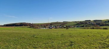 Grand terrain de 10 ares avec vue sur le campagne a vendre,
terrain plat.
Ce terrain est pour construire une maison mitoyenne.
