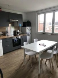 225  rue du long pot -Lille225 rue du long pot- Lille/mont de terre
Dans une petite copropriété, au 
2ème étage,  agréable appartement lumineux offrant entrée, séjour, cuisine /repas, chambre, salle de douche /WC
secteur splendid- proche du nouveau quartier Fives cail- Transport urbains- gares-Facs- Btwin village -commerces de proximité -
Loyer 640 euros + 50 euros charges communes( eau froide, commun) soit 690 euros.
DPE en cours 
Honoraire locataire 587 euros