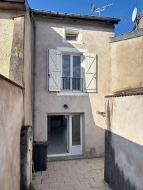 Maison de ville - terrasse et jardin .  Dans un quartier calme et proche commodités, maison de ville, comprenant au rdc : hall cuisine ouverte sur salon /séjour, terrasse et jardin. Au 1er : 2 chambres, salle de bain, sous combles : 2 chambres et salle de bains. À voir rapidement !
 Les informations sur les risques auxquels ce bien est exposé sont disponibles sur le site Géorisques : www.georisques.gouv.fr