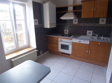A VENDRE AU CENTRE VILLE DE LONGLAVILLE (54 810)  A PROXIMITE DE TOUTES LES COMMODITES, ET A 5 MINUTES DE LA FRONTIERE LUXEMBOURGEOISE ET BELGE, UN APPARTEMENT EN DUPLEX D'UNE SUPERFICIE HABITABLE DE 71M².
DANS UN IMMEUBLE AU 2EME ETAGE SANS ASCENSEUR. 

Appartement situé dans un petit immeuble bien entretenus de 5 logements.

Comprenant:
Une entrée dégagement avec un grand placard de rangement, un cabinet de toilette, une cuisine équipée, un salon salle à manger.

A l'étage:
Un petit dégagement, deux chambres, une salle de bain avec un 2ème WC.

Au sous-sol une cave.

Un garage individuel et une place de parking privative.

Chauffage au Gaz;
Double virage PVC avec des volets roulants.