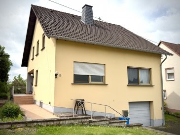 Das 1973 in einer ruhigen Wohnlage erbaute Einfamilienhaus bietet auf 2 Geschossen, mit 6 Zimmern und einer Wohnfläche von ca. 164 m², reichlich Raum für eine große Familie. Im Erdgeschoss befindet sich neben einem großen Wohnzimmer, das auch den Essbereich beherbergt, eine Küche mit angegliederter Speisekammer, ein Bad auf modernem Stand sowie ein großes Zimmer. Im Dachgeschoss finden sich 2 kleinere Zimmer, 2 größere Räume sowie ein Bad. Der Keller beherbergt einen Vorratsraum, einen Partyraum, eine Waschküche und den Heizungsraum, mit einer Ölzentralheizung und Heizöltanks. Eine Garage, für ein Fahrzeug, ist ebenfalls in den Keller integriert. Vom Partyraum führt eine Nebeneingangstür durch einen angebauten Erker in den großen, nach Süden orientierten Garten, der einen grandiosen Fernblick in Richtung Ingendorf bietet. Die ursprünglichen Fenster wurden 1990 durch doppelverglaste Kunststofffenster ersetzt. Das ganze Haus ist mit Rollladen ausgestattet, die im Erdgeschoss über elektrische Antriebe verfügen.

Diese Immobilie bietet wertigen und bezahlbaren Wohnraum in einer intakten Umgebung, bei einer gleichzeitig ausgezeichneten räumlichen Anbindung an regionale Versorgungszentren.

Vereinbaren Sie mit uns einen Besichtigungstermin und entdecken Sie, welche Möglichkeiten diese Immobilie bietet.