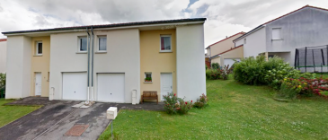 Maison Lumineuse de 110 m² – Clés en main – Proche autoroute METZ / THIONVILLE / LUXEMBOURG
Idéalement située à proximité immédiate des grands axes autoroutiers menant vers Metz, Thionville et le Luxembourg, venez découvrir cette charmante maison contemporaine d'une surface habitable de 110,02 m², répartie harmonieusement sur deux niveaux (plain-pied et étage).
Érigée sur un terrain clos et arboré de 262 m², cette maison est mitoyenne uniquement par son côté gauche, vous offrant un espace extérieur dégagé, et parfaitement sécurisé pour les enfants ou les animaux de compagnie.
Au rez-de-chaussée :
•	Une belle entrée accueillante.
•	Une superbe pièce de vie comprenant un salon et un séjour baignés de lumière, ouverts sur une cuisine moderne.
•	Un accès direct depuis le séjour et la cuisine à une terrasse arrière, idéale pour vos repas en extérieur et vos moments de détente.
•	Un poêle à pellets performant, apportant une ambiance chaleureuse et un excellent confort thermique au cœur du foyer.
À l’étage :
•	L'espace nuit distribue trois belles chambres confortables et lumineuses.
•	Une salle de bain fonctionnelle.
•	Un espace bureau dans les larges dégagements. 
Les points forts & prestations :
•	Aucuns travaux à prévoir : Intérieur soigné, moderne et prêt à habiter immédiatement.
•	Fenêtres en double vitrage PVC pour une isolation optimale, chauffage électrique complété par le poêle à pellets (économique et chaleureux).
•	Toilettes à chaque niveau de vie. 
•	Stationnement : Un garage pour une voiture et moto et places de stationnement devant la maison.
•	Le bien est immédiatement disponible !
Il s’agit d’un parfait compromis entre tranquillité résidentielle et accessibilité pour les actifs et frontaliers.
N’hésitez pas à me contacter pour organiser une visite ou pour davantage de renseignements.
Gérard STOULIG – Agent commercial EI au : 06 03 40 33 55 – agenceabel@gmail.com
LES FRAIS D’AGENCE SONT A LA CHARGE DU VENDEUR.