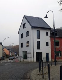 F&N Promotion sàrl vous propose en exclusivité ce bel TRIPLEX de 126m2 dans un maison unifamiliale.

L'appartement se compose comme suite: 
- 1er étage: grand hall, living avec cusine ouverte complètement équipée, wc séparée
- 2ème étage: grand hall, 2 chambres à coucher, 1 salle de bain
- retraite: grand hall, grande chambre à coucher, 1 salle de bain

A proximité de toutes commodités (écoles, restaurants, petits commerces, etc.).

Surface habitable: 126 m2
Prix Loyer : 1700 €
Charges : 150€ 

Visites également les soirs et samedis sur rendez-vous.

Pour tout complément d'information, contactez-nous à tout moment, également les samedis au +352 621 139 988 ou +352 621 294 299.