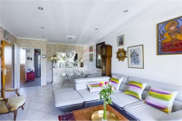 Veuillez contacter Gracinda De Jesus pour de plus amples informations :
- T : +352 621 810 140
- E : gracinda.dejesus@remax.lu

(En exclusivité) RE/MAX, spécialiste de l'immobilier à Gasperich, vous propose ce magnifique appartement à la vente. D'une surface habitable d'environ 62,27 m² et situé au deuxième étage d’une résidence très bien entretenue sans ascenseur, dans le quartier résidentiel de Luxembourg-Gasperich, l'appartement se compose comme suit :
- Un hall d'entrée desservant toutes les pièces.
- Cuisine équipée de 10,27 m².
- Spacieux salon/salle à manger 21 m², avec accès au balcon de 5,90 m².
- Une belle chambre à coucher de 12 m².
- Une salle de douche.
- Un dressing / une cave.
Jardin commun à votre disposition a l'arrière de la résidence.
Deux buanderies communes, grande salle de jeux commune. Possibilité d'acheter un emplacement de parking ou le louer.
Vous trouverez des places de parking au pied de l'immeuble.
Bail emphytéotique : 218,63 € par an. 

Environs :
L'appartement se trouve à Gasperich, à 5 minutes de la gare, 5 minutes de l'autoroute, 12 minutes de l'aéroport.
Proche de tous commerces.
Proche des écoles et lycées.
À deux pas du nouveau parc Ban de Gasperich (Cloche d'Or).
Gasperich : quartier calme et proche de toutes commodités.

Visite virtuelle : https://premium.giraffe360.com/remax-select/5172f9d99097440780c1d5d0797f412f/

Frais d’agence RE/MAX : 3 % du prix de vente + TVA à charge de la partie venderesse
Toute offre sera soumise à l’acceptation expresse des vendeurs.


---


Por favor contacte a Senhora Gracinda De Jesus para mais informações:
- Telefone: +352 621 810 140
- Email: gracinda.dejesus@remax.lu

(Exclusivo) RE/MAX, o Especialista imobiliário em Gasperich, oferece-lhe este magnífico apartamento para venda. Com uma área de habitação de aproximadamente 62,27 m² e localizado no segundo andar de uma residência muito bem conservada, sem elevador, na zona residencial de Luxemburgo-Gasperich, o apartamento é composto da seguinte forma:
- Uma entrada com corredor que conduz a todos os quartos.
- Cozinha equipada de 10,27 m².
- Sala de estar/jantar espaçosa de 21 m², com acesso à varanda de 5,90 m².
- Um belo quarto de dormir de 12 m².
- Uma casa de banho.
- Um dressing/uma cave.
Jardim comum à sua disposição na parte de trás da residência.
Duas lavandarias comums, uma sala de jogos comum. Possibilidade de comprar um lugar de estacionamento ou de o alugar.
Encontrará lugares de estacionamento ao pé do edifício.
Arrendamento enfiteutico: 218,63 euros por ano. 

Arredores:
O apartamento está localizado em Gasperich, a 5 minutos da estação de comboio, 5 minutos da auto-estrada, 12 minutos do aeroporto.
Perto de todas as lojas.
Perto de escolas e liceus.
Perto do novo parque Ban de Gasperich (Cloche d'Or).
Gasperich : zona sossegada perto de todas as comodidades.

Visita virtual: https://premium.giraffe360.com/remax-select/5172f9d99097440780c1d5d0797f412f/

Taxas de agência RE/MAX: 3% do preço de venda + IVA a expensas do vendedor
Todas as ofertas estão sujeitas à aceitação expressa dos vendedores.