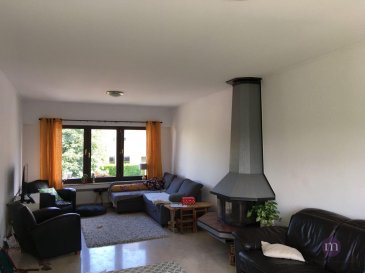 Maison lumineuse de +/- 122 m2 comprenant: <br>rez-de-chaussée: hall d\'entrée, WC séparé, garage donnant vers jardin, cave, local chaufferie<br>1er étage: living avec feu ouvert donnant sur balcon (orientation sud), cuisine équipée donnant sur balcon, 1 chambre à coucher, palier<br>2e étage: 3 chambres à coucher, salle de bains, palier, accès vers grenier<br><br>Revêtement du sol: carrelage et parquet<br>Chauffage au gaz de ville<br>Passeport énergétique: HG<br>Disponible pour 15.09.2021<br><br>Quartier agréable au centre de Bertrange, bonne connexion bus et accès rapide vers autoroute, proche de tout commerce (école, commerces, pharmacie, restaurant). <br>