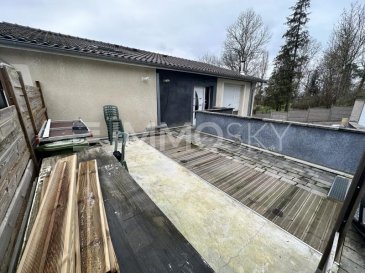 M573095 F3 DANS MAISON AVEC TERRASSE SAINT JULIEN LES METZ, Offrant une entrée indépendante sur une cuisine équipée et salon séjour le tout 42 m2 carrelé avec sa cheminée. La partie nuit comprends 2 chambres 13m2 et 10m2 chacune et une salle de douche avec toilette.
En Mezzanine un espace bureau.
Fenêtre double vitrage,chauffage individuel gaz, 2 places de parking en profondeur, situation calme proche crèches et école de Saint Julien Les Metz, arrêt de bus et du centre de la Tannerie à pied.
Centre ville de Metz en 10 minutes.
Les informations sur les risques auxquels ce bien est exposé sont disponibles sur le site Géorisques:
 www.georisques.gouv.fr
Honoraires à la charge du vendeur.
 Pour plus d`informations Richard NGUYEN, Conseiller spécialiste du secteur, est à votre entière disposition au 03 87 15 47 74.
Saint Julien Les Metz