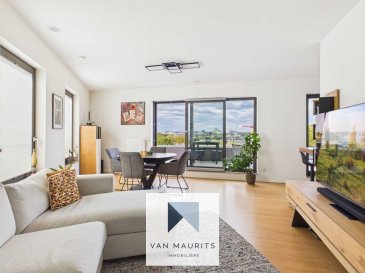 Découvrez cet appartement - penthouse situé au 6ème et dernier étage (avec ascenseur) d'une résidence construite en 2014 sur les hauteurs de Gasperich, quartier prisé de Luxembourg-ville, offrant une surface habitable d'environ 77 m² ainsi que deux terrasses totalisant 33 m² avec vue panoramique unique sur la ville.

L'appartement s'ouvre sur un hall d'entrée de 6 m² avec placard intégré menant à un lumineux séjour de 37 m² avec cuisine ouverte entièrement aménagée. L'espace de vie donne accès à une superbe terrasse de 26 m² bénéficiant d'une vue dégagée sur Luxembourg-ville ainsi qu'à une seconde terrasse de 7 m². Deux chambres de 15 m² et 9 m², une salle de douche de 5 m², une buanderie privative de 2 m² et un espace débarras de 4 m².

Au sous-sol, une cave privative de 3 m² (n° C-37)-ainsi qu'un emplacement de parking intérieur de 21 m² (n° 39) équipé d'une prise individuelle.

Finitions et équipements :

- Appartement en excellent état
- Parquet en bambou
- Châssis aluminium avec triple vitrage, volets électriques
- Ascenseur
- Chaudière au gaz avec panneaux photovoltaïques 2026
- Ventilation double flux
- Fibre optique, thermostat, videophone
- Passeport énergétique B-B

Situé à Gasperich, ce bien profite d'un environnement urbain recherché à proximité immédiate des commerces, transports, restaurants, axes autoroutiers et du quartier de la Cloche d'Or, offrant un cadre de vie moderne et pratique aux portes du centre-ville de Luxembourg.