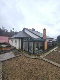 Immo Nordstrooss vous propose cette belle maison jumelée à vendre dans le beau village de Buschrodt, commune de Grosbous-Wahl.  

La maison est située dans une rue calme (zone 30) avec une surface totale de +/- 292m² dont +/- 190m² habitable et implantée sur un terrain de 4,82ares, elle a été construite en 1999 et agrandi en 2007,
avec des finitions soignées et matériaux de qualité 
dans un environnement calme au coeur de la nature. 

La maison se compose comme suit: 
Niveau rue: - spacieux hall d'entrée avec coin vestiaire - 1 chambre à coucher ou bureau - buanderie / cave/ chaufferie - cave à vin - 2 garages dont 1 pour 2 voitures.  

1er niveau: (niveau jardin) - 1 belle cuisine équipée avec sortie sur une spacieuse véranda - séjour /salle à manger de +/- 45 m² - 2 chambres à coucher - salle de bain avec baignoire, wc, lavabo - wc séparé.

2ème niveau: - 1 chambre à coucher - salle de douche avec wc, lavabo - spacieuse mezzanine pour bureau, salle de jeux, coin fitness, coin lecture...  

Extérieur: - spacieuse terrasse avec coin jardin / potager.  Atouts: - Châssis PVC et fenêtre double vitrage - Porte en chêne massif - Feu ouvert et poêles à bois - Véranda avec poêle à bois équipé d'un toit ouvrant avec marquise électrique 

Toutes les commodités (commerces, restaurants, médecin, pharmacie...) dans un rayon de 10 km.
 
Pour plus de renseignements ou une visite (visites également possibles le samedi sur rdv), veuillez contacter le 691 850 805.

Proposition de crédit/financement à taux compétitif d'une banque luxembourgeoise incluse dans nos services gratuit.