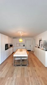 F3 furnished apartment of 75m2 located on the 2nd floor of a residence close to all amenities and road access. This fully renovated and furnished apartment offers a new equipped kitchen open to the living room with terrace access, two bedrooms, bathroom, WC. PVC double glazing, rolling shutters, individual gas heating. An individual garage, a parking space (closed parking), and a cellar complete this property.

Appartement F3 meublé de 75m2 situé au 2ème étage d'une résidence proche de toutes les commodités et des axes routiers. Cet appartement entièrement rénové et meublé offre une cuisine équipée neuve ouverte sur le salon avec accès terrasse, deux chambres, un dressing, une salle de bain, WC. Doubles vitrages PVC, volets roulants, chauffage individuel gaz. Un garage individuel, une place de parking (parking clos) et une cave complètent ce bien.