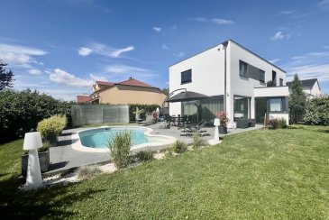 À 5 minutes de la frontière luxembourgeoise

Superbe Maison-Villa 4 côtés libres (+-159m2) sur un Terrain (+- 7,02ares). 
Construction 2013. Objet très bien entretenu avec belles finitions de haute gamme. 
Situation calme et verdoyante.

RDCH: 
Garage (+-37,15m2 / 2 emplacements intérieur)/2 emplacements extérieurs, Buanderie (+-6,88m2), WC séparé (+-2m2) / Vestiaire (+-3,96m2),

Hall d'entrée (+-5m2), Living très lumineux et spacieux (+-60m2) donnant sur Terrasse (+-30m2) et Jardin clôturé (+-5ares / Exposition Sud-Ouest) avec Piscine couverte au Chlor (2019 / 4,15 X 6,15 mètres) et Terrain de Pétanque, cuisine équipée ouverte (2021 / Italdesign / Valeur 40.000 Euros)

1ier étage: 
salle de bains (+-6,71m2) / salle de douche / Chaufferie-Buanderie (9,66m2) / 4 chambres (+-11,56m2 / 11,56m2 / 12m2 / 11,56m2) dont une avec Dressing et salle de douche italienne (+-5m2), salle de douche italienne (+-8m2 / 2021), Hall de nuit (+-8m2).

Equipements: 
Dalles en Béton, Chauffage Gaz aux sols (2013), Toit (plat-Béton / isolé / Révision 2013), Electricité (2013), Façade (Révision 2025 / Isolation intérieure), Sanitaire (2013/2021), Détecteur de Fumée, Piscine couverte au Chlor (2019 / 4,15 X 6,15 mètres), Terrain de Pétanque, Adoucisseur d'eau, Détecteur de Fumée.

Affaire à saisir....

***HERBY IMMO = MEILLEURS PRIX DU MARCHE***

(Herby Immo vous garantit le prix d'achat le moins cher du marché)

(Communiquez-nous un bien immobilier à Herby Immo A Vendre ou A Louer et GAGNEZ Facilement de l'argent)