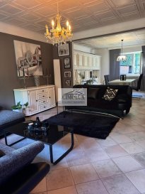 Vente  - Maison  à Mondorf-Les-Bains  4 chambres prix :  899 000 €  L'agence Cimolux Sàrl vous propose en exclusivité une spacieuse maison bifamiliale libre de 3 côtés, idéalement située dans une rue très calme à Altwies, à proximité immédiate de toutes les commodités : écoles, casino, supermarchés, thermes, arrêts de bus? Le tout à seulement 2 minutes du centre de Mondorf-les-Bains.
Cette charmante maison offre une surface habitable d'environ 250 m², érigée sur un terrain de 5,01 ares, avec un jardin d'environ 80 m² et une terrasse de +/- 65 m². Construite avec des dalles en béton, elle se prête parfaitement à l'accueil de deux familles.
Composition :
Rez-de-chaussée :
Hall d'entrée spacieux avec WC séparé et espace de rangement
Grand salon et salle à manger lumineux
1 chambre
Cuisine séparée équipée avec accès direct à la terrasse et au jardin
1er étage :
Deuxième salon avec salle à manger et cuisine ouverte
2 chambres
Salle de bain avec douche entièrement rénovée
2ème étage :
1 chambre supplémentaire
1 salle de bain avec douche
Sous-sol :
Grande cave
Salle de fête aménagée avec bar
Garage transformé en espace vitré (possibilité de réaménager en garage pour 2 voitures)
1 emplacement de parking extérieur
Points forts :
Maison bifamiliale (possibilité d'accueillir 2   familles)
 Grands volumes et nombreuses chambres
 Jardin et terrasse agréables
 Quartier calme et recherché
 À proximité immédiate de Mondorf-les-Bains
Quelques petits travaux de rafraîchissement sont à prévoir, mais le potentiel de cette maison est considérable.
Pour toute information complémentaire ou organiser une visite, veuillez contacter le +352 621 715 066.
Pour plus d'informations ou pour organiser une visite, n'hésitez pas à nous contacter.
Pour plus de photos rdv sur le site de www.cimolux.lu
Pour plus d'informations contactez l'agence on parle français, allemand, luxembourgeois, anglais, portugais et italien.
Pour l'obtention de votre crédit, nos contacts avec nos partenaires financiers vous permettront d'avoir les meilleures conditions.