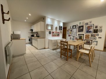 Entre La Bresse et Cornimont, bel appartement moderne de type F4 de 80m² au premier étage. Composé d'un salon-séjour ouvert sur cuisine équipée, de 3 chambres, d'une salle d'eau et de WC.
Terrasse et place de stationnement.
Pôele à pellet et radiateurs électriques.
Libre début janvier.