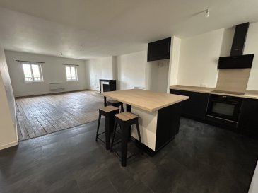 Très bel appartement avec magnifique vue sur la Place Duroc.  Très bel appartement F3 rénové entièrement et situé au 3ème étage avec une très belle vue et proche toutes commodités (gare, écoles, commerces...) - 54, Place Duroc 54700 PONT A MOUSSON comprenant :
 Entrée, cuisine équipée ouverte sur salon/séjour, 2 chambres, SDB, WC, débarras
 Chauffage électrique - 102,50 m2
 Libre à la location
 Les informations sur les risques auxquels ce lien est exposé sont disponibles sur le site Géorisques : www.georisques.gouv.fr