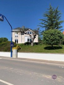 Belle maison lumineuse libre des 4 côtés d'une surface totale de  /- 322,77 m2 dont  /- 204 m2 habitable à vendre: 
rez-de-chaussée: grand living donnant sur terrasse et jardin, spacieuse cuisine équipée donnant également sur terrasse et jardin, hall d'entrée, 1 chambre à coucher, salle de douche avec WC, 
1er étage: 3 chambres à coucher avec placards dont une parentale avec salle de bains, deuxième salle de bains avec fenêtre, bureau/mezzanine
2e étage: combles aménageables 
sous-sol: hall, cave avec WC et douche, hobby room, garage pour 2 voitures l'une à côté de l'autre, chauffage au gaz de ville.

Année de construction: 1994/1995
Revêtement du sol: carrelage et parquet
Double vitrage
Panneaux solaires voltaïques
Passeport énergétique en cours d'exécution
Terrain: 9,65 ares
Système d'alarme 

Disponibilité: à convenir

Quartier résidentiel de Niederanven, proche de tout commerce, bonne connexion bus, accès rapide vers autoroute, aéroport, Institutions Européennes, écoles, Hôpitaux.