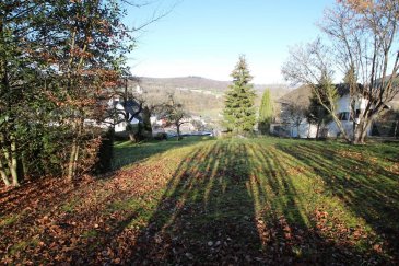 Terrain-à-bâtir SANS contrat de construction pour maison unifamiliale avec vue imprenable sur la vallée et le Château de Colmar-Berg. 

 ---------- 
Baugrundstück OHNE Bauvertrag für Einfamilienhaus mit atemberaubendem Blick auf das Tal und das Schloss von Colmar-Berg. 

 ---------- 
Building plot WITHOUT building contract for single-family home with breathtaking views of the valley and Colmar-Berg Castle.