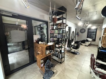 Situé en rez-de-chaussée de la résidence construite en 2013 plein centre-ville, local commercial « salon de coiffure » ??de +/- 30 m², comprenant :

- Hall d'accueil avec comptoir.
- Grande pièce principale ouverte avec 4 postes de coiffure et 2 espaces shampoing entièrement équipés.
- Cuisine ouverte équipée / Rangement.
- Toilette au sous-sol accessibles par ascenseur.
- Grande cave de rangement au sous-sol.

De 2013, en parfait état d'entretien et entièrement équipé, prêt à exercer l'activité de « salon de coiffure » ??immédiatement sans travaux de rénovation.

En centre-ville, fort passage et excellente visibilité. 
Loyer mensuel de +/- 1 300 € + 300 € de charges.