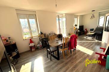 Nouveauté en exclusivité, dans un village calme et verdoyant.  Venez découvrir ce joli appartement de plus de 80 m2 très lumineux au 1er étage d'une copropriété a faible charge.
 Pièce à vivre (cuisine - salon - salle à manger) de 43 m2 donnant accès sur un balcon, deux belles chambres et une salle de bain. Chaudière gaz récente.
 Les informations sur les risques auxquels ce bien est exposé sont disponibles sur le site Géorisques : www.georisques.gouv.fr  