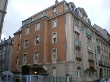 METZ GARE - REMPART SAINT THIEBAULT
Au 3ième étage d'un immeuble de caractère, appartement 3P de 86m² comprenant une entrée avec placards, un séjour avec balcon et deux chambre en enfilade, une cuisine séparée meublée et partiellement équipée (hotte et cuisinière), une salle d'eau carrelée avec wc. Cave en sous-sol.
Chauffage au gaz individuel. 