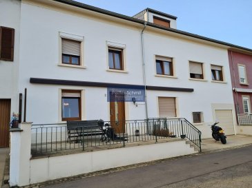 Maison en bon état d\'entretien, situé dans une rue sans issue.<br>Répartition des pièces :<br>Rez-de-chaussée : hall d\'entrée, cuisine équipée séparée, salle à manger, salle de douche avec WC, chaufferie et garage.<br>Premier étage : hall de nuit, salon, 2 chambres à coucher et salle de bain, <br>Sous combles : palier, 2 chambres et un grenier.<br>Sou sol : caves <br>A l\'extérieur : Grande terrasse surélevée, dallage en pierres naturelles, marquises électriques et emplacement parking. Pas de jardin.<br>L\'orientation est de sud-est, vue sur le quai de la Moselle.<br>Proche du centre-ville. Tout commerce, école et transport public à quelques pas.<br>