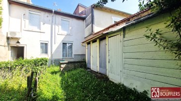 LAXOU VILLAGE / DUPLEX AVEC PARCELLE DE JARDIN.  En Exclusivité. LAXOU VILLAGE, limite NANCY. Appartement en duplex de 4 pièces principales à rénover entièrement, d'une surface carrez de 86.21m2 (119.80m2 au sol). Offrant : Au premier étage : un dégagement desservant une cuisine, une pièce de vie, une chambre de 18.35m2, un débarras et une salle d'eau avec WC. Au deuxième étage : un dégagement desservant deux chambres (16.44m2 et 16.54m2) et espace combles. Parcelle de jardin privatif d'une longueur de 21.10m avec hangar en fonds de parcelle. Idéalement situé, proche de toutes commodités. www.agencedeboufflers.fr
Les informations sur les risques auxquels ce bien est exposé sont disponibles sur le site Géorisques : www.georisques.gouv.fr