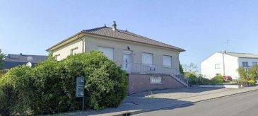 Maison individuelle de type F5 sur sous-sol complet – 107.41 m2 – Terrain 6a33 clos et arboré.

NOUS VENDONS à COUME (57220), 
soit à proximité de la ville de BOULAY-MOSELLE, de ses commerces et services, à moins d’une demi-heure de METZ ;
une maison individuelle de construction traditionnelle, établie en un seul niveau de vie de 107.41 m2, sur sous-sol complet.
Elle comprend notamment un espace de salon et séjour de 38.50 m2, donnant vers une cuisine séparée de 10 m2. Le salon de 19.30 m2 étant actuellement occupé comme chambre, aucune photo de cet ensemble ouvert n’est disponible. 
Trois chambres de 13.60 – 13.50 et 11.63 m2
Une salle de bains.
WC séparé. 
L’ensemble sur un sous-sol complet avec cuisine d’été, espaces de stockage et chaufferie. Il comprend également un garage à porte motorisée, pour le stationnement d’une voiture et moto.
Avec aussi une dépendance séparée, en dur, de 20 m2 environ. 
*** Double vitrage sur châssis aluminium de première génération
*** Porte d’entrée neuve
*** Chauffage central au fuel domestique. 

Le bien, libre de toute occupation, est immédiatement disponible. 

N’hésitez pas à nous contacter pour une visite : Gérard STOULIG – Agent commercial EI 
Au : 06 03 40 33 55 – agenceabel@gmail.com

NB : les frais d’agence sont à la charge du vendeur.