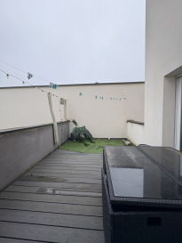 Appartement meublé 

Idéalement situé à Hettange-Grande, dans un secteur prisé, cet appartement bénéficie d'une localisation stratégique particulièrement adaptée aux frontaliers : gare, bus et stationnements à proximité facilitant tous vos déplacements.

Situé au 1er étage d'une résidence agréable, cet appartement meublé offre des prestations de qualité.

Il se compose d'une entrée avec placard de rangement, une cuisine équipée (four, réfrigérateur, plaques à induction, hotte, lave-vaisselle) ouverte sur un salon/séjour lumineux. Un accès direct à une terrasse de 14m² depuis le séjour. Un bureau avec accès terrasse, une chambre avec placard intégré, une salle d'eau moderne, un WC séparé.

Les atouts supplémentaires :

Un cellier situé sur le palier.

Un garage en sous-sol.

Deux places de parking extérieures.

Appartement confortable, bien agencé et prêt à vivre, idéal pour un frontalier ou un couple recherchant un cadre de vie pratique et agréable.

À visiter sans tarder ! 

Le loyer mensuel est complété par une provision sur charges de 130 €, comprenant l'eau, l'électricité et l'entretien des communs, l'entretien des espaces verts, de l'ascenseur, la chaudière, la porte du garage ainsi que la taxe d'enlèvement des ordures ménagères (TEOM) et la VMC.

Les honoraires de location s'élèvent à 658 €, dont 479 € pour les visites, la constitution du dossier et la rédaction du bail, et 179 € pour l'état des lieux.

Conformément à la réglementation en vigueur, les informations relatives aux risques auxquels ce bien est exposé sont disponibles sur le site officiel : www.georisques.gouv.fr.