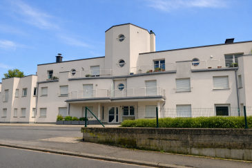 DUPLEX de STANDING avec 
                  JARDIN PRIVATIF & VUE PARC 

Superbe duplex de 118,9 m² situé dans un quartier résidentiel calme, soigné et très recherché, à proximité de Luxembourg-ville. 

Belle pièce de vie ouverte et généreuse avec cuisine et comptoir type bar, donnant accès à une terrasse avec jardin privatif et balcon. 
Grandes ouvertures orientées vers le parc, offrant une vue verdoyante et une atmosphère paisible.  

Points forts:
-Duplex de 118,9 m² 
-2 chambres 
-Grand séjour ouvert avec cuisine et comptoir
-Terrasse avec jardin privatif + balcon 
-Buanderie indépendante + débarras/cave de rangement 
-Fenêtres côté parc : calme absolu 
-Place de parking privative + grande zone de stationnement pour résidents et visiteurs devant l'immeuble 
-Arrêt de bus à proximité ; à l'intérieur, uniquement le calme et le chant des oiseaux 
-Voisinage agréable  
- Localisation Environ 15 min en voiture du centre de Luxembourg-ville Proche écoles, crèches, commerces et commodités.

Disponibilité Libre en juillet 2026

Pour tout renseignement complémentaire ou information veuillez nous contacter par email info@immonordstrooss.lu ou par Tél: 691 850 805.

Proposition de crédit/financement à taux compétitif auprès des banques Luxembourgeoise incluse dans nos services gratuits.