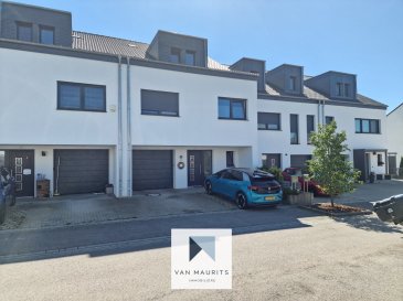 Située rue Schammeswiss, au calme, à Heffingen (± 30 min de Luxembourg-Ville, 10 minutes de Junglinster et de son école internationale) cette maison construite en 2018 ossature bois et en très bon état dispose d'une surface habitable de ±212m² pour une surface totale de ± 307 m².

Elle se compose comme suit :

Au rez-de-chaussée, un hall d'entrée de ± 5 m² s'ouvre sur un couloir de ± 5 m², avec accès à un débarras de ± 3 m², un wc séparé de ± 2 m², une cage d'escalier de ± 5m², et dessert le séjour de ± 43 m². Le séjour comprend la cuisine ouverte et équipée avec accès à la terrasse de ± 19 m² orienté sud et au jardin. Le garage de ± 14 m² vient compléter cet étage.

Le 1er étage se compose d'un palier de ± 5 m² donnant accès à une chambre parentale de ± 16 m² comprenant un dressing de ± 9 m² et une salle de bain (baignoire, double lavabo et wc) de ± 10m². Deux chambres de ± 19 et 20 m², chacune proche de la salle de douche (douche à l'italienne, lavabo et wc) de ± 7 m².

Le 2ème étage, sous les combles, comprend un palier de ± 3 m², donnant sur deux chambres de ± 23 et 31 m², ainsi qu'à la salle de douche (douche à l'italienne, wc et lavabo) de ± 7 m².

Au sous-sol, on retrouve une grande salle multifonctionnelle de ± 34 m² , une buanderie de ± 19 m², une cave de ± 9 m² et un local technique de ± 18 m².

Un jardin de ± 42 m² vient compléter cette maison.

Généralités :
- Maison de 2018 ;
- Maison mitoyenne dans une rue calme ;
- Maison ossature bois, mur en béton ;
- Vue dégagée sur le jardin;
- Fenêtres triple vitrage sur châssis PVC et stores électriques ;
- Marquise électrique
- Carrelage finition bois et parquet au sol ;
- Pompe à chaleur et chauffage au sol ;
- Passeport énergétique 