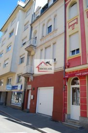 Immobiliare vous propose une belle  Maison unifamiliale au cœur de la ville d'Esch-sur-Alzette.
Bon état général avec une superficie de +/-140m2.

La maison dispose:
Au rdch: un hall d'entrée, un bureau, un Wc et garage pour 2 voiture.
Au 1er étage un Wc, une cuisine équipée une, salon et salle à manger avec sortie sur le balcon. 
Au 2ème étage: 3 chambres et une avec balcon.
Au 3ème étage: 2 chambres et une pièce prévue pour une salle de bain arrive d'eau sur place.
 La maison dispose d'un  sous-sol, une buanderie, une pièce technique, une douche avec toilette, sotie vers une cour extérieure.

Travaux effectués: 
Électricité en 2010
Tuyau d'eau et dégagement d'eau
Toits en 1997
Chaudière Viessman en 2000

Travaux à prévoir:
Salle de Bain
La maison peut être transformée en 4 appartements.
Proche de toutes commodités
Pour plus de renseignements veillez me contacter au 
Ramos +352 661 890 035 - +352 26175110
i.ramos@immobiliare.lu

Ref agence :12
