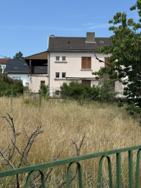 Grande et Belle Maison mitoyenne d'un côté

Vous y trouverez au rdc :
- 1 chambre, un grand salon/séjour, une pièce cuisine à aménager, une salle de douche, une grand entrée
A l'étage : 3 chambres dont une avec point d'eau (possible d'installer un lavabo et une douche)
Dans les combles : une chambre mansardée
Au sous-sol : une cave complète avec grand garage
A l'arrière de la maison, une belle et grande terrasse

A VOIR ABSOLUMENT !!
Travaux à prévoir