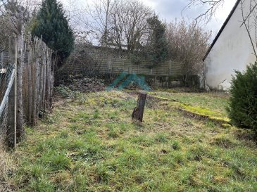 Nous vous proposons à Erpeldange Bous, à seulement 5 minutes en voiture de Remich, une maison à rénover d'une superficie de 100 m² habitables, édifiée sur un terrain de 4,28 ares.

La maison se compose au rez de chaussée d'une entrée, d'une cave, d'une salle à manger, d'une pièce cuisine, ainsi que d'un accès à la grange et à l'extérieur.

Au 1er étage, vous trouverez trois chambres, une salle de bains et une buanderie, un grenier aménageables sur dalle béton.
La maison est à rénover entièrement et offre beaucoup de potentiel.

La partie grange est d'une superficie de 23.35m² au rez de chaussée et de 17m² à l'étage, communicante avec le grenier d'environ 35² exploitables.

Le prix de vente est négociable.

Pour plus d'informations, contactez Emma KLAM au +352 661 880 526 ou par mail à ekbelardimmo@gmail.com.

 ---------- 
In Erpeldange Bous, just 5 minutes by car from Remich, we offer a house to renovate with approx. 100 m² of living space, built on 4.28 ares of land.

The house comprises an entrance hall, dining room, kitchen and access to the barn and outside.

On the 1st floor, you'll find three bedrooms, a bathroom, a laundry room and a convertible attic with concrete slab.
The house is in need of complete renovation and offers lots of potential.

For further information, please contact Emma KLAM on +352 661 880 526 or by e-mail at ekbelardimmo@gmail.com.

 ---------- 
Mir bidden e Haus zu Erpeldange Bous un, dat renovéiert muss ginn, just e 5-Minutte-Fuert vu Remich ewech, mat enger Wunnfläch vun ongeféier 100 m² op engem 4,28-Acre-Grondstéck. D'Haus besteet aus engem Entrée, engem Iesszëmmer, enger Kichen an engem Zougang zum Scheier an an de Fräien.

Op der éischter Stack fannt Dir dräi Schlofkummeren, e Buedzëmmer an e Wäschzëmmer, souwéi e Späich, deen op enger Betonplack gebaut gouf a konvertéiert ka ginn. D'Haus brauch eng komplett Renovatioun a bitt grousse Potenzial. Fir méi Informatiounen, kontaktéiert w.e.g. Emma KLAM op +352 661 880 526 oder per E-Mail op ekbelardimmo@gmail.com.