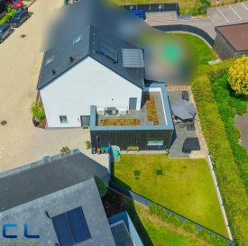 Maison contemporaine d'exception à Bettborn ? Confort, espace et sérénité

Découvrez cette superbe maison contemporaine, construite avec des matériaux de qualité et pensée pour offrir un cadre de vie moderne, lumineux et convivial. Située dans un quartier résidentiel très calme de Bettborn (commune de Préizerdaul), elle est implantée sur un terrain de 3,91 ares.

Avec une surface totale d'environ 225 m², dont 200 m² habitables, cette propriété séduit par ses volumes généreux, ses finitions haut de gamme et ses prestations de qualité.

Le rez-de-chaussée offre un vaste hall d'entrée, un spacieux séjour avec salle à manger ouvert sur une cuisine entièrement équipée, avec accès direct à une belle terrasse de 32 m² et à un jardin d'environ 120 m², idéalement orientés. Un bureau (ou chambre), un WC séparé, un débarras, un garage ainsi que trois emplacements de parking extérieurs complètent ce niveau.

À l'étage, vous profiterez d'une élégante suite parentale avec dressing, salle de douche privative et accès à une magnifique terrasse de 40 m². Deux chambres supplémentaires et une grande salle de bains viennent compléter l'espace nuit.

La mansarde, aménagée en open space de 56 m², offre de nombreuses possibilités : salle de jeux, bureau, chambres supplémentaires ou espace détente. Un grenier isolé et aménagé complète cet étage.

Équipements de qualité :
-Climatisation dans toutes les pièces
-Chauffage au sol avec pompe à chaleur
-Triple vitrage et volets électriques
-Alarme avec caméras
-Adoucisseur d'eau
-Citerne de récupération d'eau de pluie (5.000 L)
-Pré-installation pour borne de recharge de véhicule électrique

Située dans un environnement paisible et verdoyant, cette maison est idéale pour les familles recherchant le calme sans renoncer à la proximité des principaux axes et des pôles d'emploi de l'ouest du Luxembourg.

Une maison clé en main où confort, élégance et qualité de vie se rencontrent. À découvrir sans tarder !

Pour toute demande de visite ou informations complémentaires, n'hésitez pas à nous contacter au 265341 ou directement notre agent Mme VEIGAS au 621 505 621 ou par mail au cristina.veigas@cl-immo.lu

Les frais d'agence sont compris dans le prix de vente et à charge du vendeur.