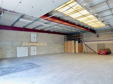 Schaus Immobilier vous propose à la location un entrepôt offrant une grande surface de stockage, implanté dans la Commune de Steinsel.

La zone industrielle de Steinsel est idéalement implantée au centre du pays :
- Les accès autoroutiers sont à proximité immédiate ;
- La ville de Luxembourg et notamment le quartier de Kirchberg se trouvent à moins de 10km.
- Le site est accessible en bus, un arrêt desservant les lignes 10 et 11 se trouve à quelques mètres de l'immeuble.

Dans les alentours, des places de parking publics sont disponibles, il y a la possibilité de louer en supplément, des places privées.

Le bien est disponible immédiatement ; 
La durée du bail est à convenir ;
Le dépôt de garantie est de 3 mois ;
Les honoraires sont à la charge du locataire et s?élèvent à un mois de loyer augmenté de la TVA de 17%.

Ref agence :883134