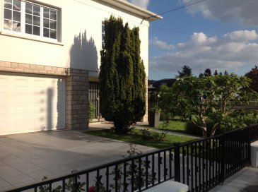 Maison individuelle sur 2 niveaux disposant de bel espace jour avec cheminée. Chaudière gaz à condensation neuve. Cuisine neuve. Salle d'eau neuve. Porte de garage électrique, alarme,... A visiter!
