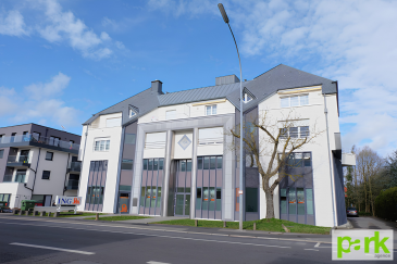 Strassen ? Élégant appartement meublé style penthouse avec terrasse

Situé au 104 route d'Arlon, dans une résidence particulièrement soignée à Strassen, cet appartement meublé de 62 m², au style penthouse, séduira par sa luminosité, son agencement moderne et ses prestations de qualité.

Installé au 3? étage avec ascenseur, le bien offre une atmosphère contemporaine et chaleureuse, idéale pour un investissement patrimonial de qualité.

L'appartement se compose de :

- une entrée accueillante,
- un living lumineux avec accès direct à une agréable terrasse,
- une cuisine entièrement équipée avec élégant îlot central,
- une belle chambre à coucher avec accès terrasse et placards sur mesure,
- une salle de douche avec WC.

Au 4? étage, sous les combles, vous bénéficierez également :

- d'une buanderie commune équipée d'un lave-linge et d'un sèche-linge,
- d'un espace privatif faisant office de cave.

Un emplacement de parking intérieur au sous-sol complète ce bien.

Les atouts :

- Appartement vendu entièrement meublé
- Résidence bien entretenue
- Belle luminosité naturelle
- Terrasse accessible depuis le séjour et une autre par la chambre
- Rangements sur mesure
- Situation recherchée à proximité immédiate de Luxembourg-ville

Caractéristiques techniques :

Surface : 62 m² (habitable) + terrasse

Année de construction : 1997

Classe énergétique : E 

Étage : 3ème 

État : bon état 

Actuellement loué, cet appartement constitue une excellente opportunité d'investissement avec rendement immédiat.

Contact & visites :

Rosalba MAITRE  
Tél. : 691 550 189  
Email : rosalba@parkagence.lu

Arianna GHITTINO  
Tél. : 691 205 573  
Email : arianna@parkagence.lu