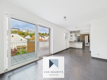 Hesperange - Appartement de ± 68 m² avec 1 chambre, bureau, terrasse de ± 31 m² et 1 garage

Situé dans la résidence Duelemerbach construite en 2009, cet appartement de ± 68 m² habitables en excellent état se trouve au 3 étage d'un immeuble avec ascenseur, dans un environnement résidentiel calme et verdoyant. Disponible immédiatement, il combine confort, fonctionnalité et prestations modernes.

L'appartement se présente comme suit :

Dès l'entrée, un hall de ± 3 m² avec vestiaire intégré dessert à un lumineux séjour de ± 26 m² ouvert sur une cuisine aménagée et équipée de ± 11 m². Cet espace de vie convivial s'ouvre sur une magnifique terrasse de ± 31 m², orientée nord-ouest.

Côté nuit, l'appartement comprend un palier de ± 2 m², une chambre de ± 14 m², un bureau de ± 7 m² pouvant aussi servir de dressing, ainsi qu'une salle de bain de ± 4 m² (avec lavabo, baignoire et WC suspendu). Un WC séparé avec lavabo de ± 2 m² complète l'ensemble.

Au sous-sol, vous disposez d'une cave privative de ± 3 m² attenante à un garage fermé de ± 15 m² (n°009), ainsi que d'une buanderie commune (4ème emplacement à droite).

Détails complémentaires :

Les finitions sont de qualité : carrelage, parquet en bambou, peinture aux murs, châssis PVC avec triple vitrage, chauffage au gaz par radiateurs et ventilation. L'appartement bénéficie également d'équipements modernes tels que spots encastrés et vidéophone.

La cuisine est équipée avec cuisinière vitrocéramique, four, frigo, lave-vaisselle en hauteur, meubles de rangement et plan de travail pratique.

Implanté sur un terrain commun de 22.25 ares, l'immeuble profite d'un cadre verdoyant tout en restant proche des commodités.

La situation est idéale : à proximité immédiate des commerces, centres commerciaux, restaurants, écoles, crèches, clubs et centres sportifs, parcs et parcs de jeux, ainsi que des transports en commun (bus, gare) et des connexions autoroutières. Les amateurs de nature apprécieront également les pistes cyclables et sentiers de randonnées accessibles à quelques minutes.

Pour plus de renseignements, veuillez contacter s.v.p. Alexandre Apolinario au +352 691 28 22 14 ou alexandre@vanmaurits.lu