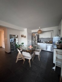 Appartement situé au 1er étage avec ascenseur d'une résidence édifiée en 2019 et comprenant entrée avec porte blindée, vidéophone et pacard, séjour avec cuisine ouverte équipée (plaque de cuisson, hotte aspirante, four et mobilier bas et haut) et accès terrasse. Deux chambres, une salle de bains avec baignoire (pare douche en verre), meuble vasque et sèche serviette, WC.  
Deux parkings extérieurs.  
Chauffage individuel gaz par le sol, doubles vitrages PVC et volets électriques, isolation par l'extérieur.  
Les charges comprennent (eau froide, entretien des communs, électricité des communs, ascenseur, entretien de la chaudière, taxe d'ordures ménagères)