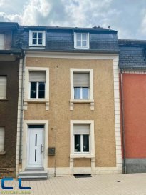 Nous vous proposons en exclusivité cette charmante maison unifamiliale, parfaitement entretenue et prête à être habitée sans nécessiter de travaux de rénovation.

Idéalement conçue pour une famille, elle se compose comme suit :

Rez-de-chaussée :
Hall d'entrée accueillant, cuisine équipée ouverte sur le living, WC séparé, cour arrière ainsi qu'une vaste annexe pouvant servir d'atelier.

1er étage :
Deux chambres à coucher et une grande salle de bain.

Mansarde :
Un bureau ou chambre d'enfant, une grande chambre à coucher avec espace bureau et une salle de douche privative.

Sous-sol :
Deux grandes pièces aménagées en buanderie, caves et espaces de rangement.

Située en plein coeur de la ville, la maison bénéficie de la proximité immédiate des commerces, écoles, transports en commun et de toutes les commodités du centre-ville.

Disponibilité à convenir.
Pour toute demande de visite ou informations complémentaires, n'hésitez pas à nous contacter au 265341 ou directement notre agent Mme VEIGAS au 621 505 621 ou par mail au cristina.veigas@cl-immo.lu

Les frais d'agence sont compris dans le prix de vente et à charge du vendeur.