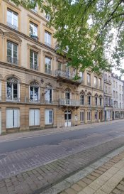 30 RUE DES JARDINS - METZ CATHEDRALE-PREFECTURE
Au 1er étage d'un immeuble bien tenu et sécurisé, appartement 3P de 92.35m² avec cachet. Rénové en 2024, le bien se compose d'une entrée, d'un séjour lumineux avec accès sur le balcon, d'une salle à manger et d'une chambre en enfilade, d'une cuisine équipée et d'une salle de bain avec wc.
Nombreux rangements et cheminées décoratives. Coup de coeur assuré.
Chauffage individuel au gaz. Libre au 1er décembre prochain.