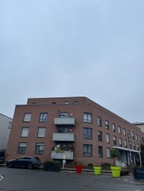 Découvrez cet appartement exceptionnel à louer, situé dans la charmante ville d'Esch-sur-Alzette, Luxembourg. Proposé par JS Partners Immobilière, ce bien est exclusivement disponible sur athome.lu.

Détails de la propriété: Ce spacieux appartement de 80 m² comprend deux chambres à coucher et une salle de bains, offrant un confort idéal pour une vie pratique. Il est équipé d'une cuisine aménagée, ce qui facilite la préparation de délicieux repas. L'appartement dispose d'un parking intérieur pour votre véhicule et d'une terrasse de 6 m², parfaite pour profiter d'un moment de détente en extérieur. L'ascenseur, la buanderie et la cave ajoutent à la praticité du bien. Disponible à partir du 1er janvier 2026, cet appartement est classé en énergie D, ce qui en fait une option viable sur le plan environnemental.

Installations à proximité: Situé dans le quartier dynamique d'Esch-sur-Alzette, laissez-vous séduire par son ambiance conviviale. Vous apprécierez la proximité des établissements scolaires et des services éducatifs, facilitant la vie quotidienne en famille. Les nombreuses boutiques et divers restaurants offrent des options variées pour le shopping et la gastronomie. Profitez également de l'accès facile aux espaces verts et des installations de loisirs pour une détente assurée. Les soins de santé sont accessibles grâce à plusieurs centres médicaux et pharmacies dans les environs. La zone bénéficie d'un bon réseau de transports en commun, vous reliant facilement au reste de la ville et au-delà.

Ne laissez pas passer cette opportunité! Pour planifier une visite, contactez-nous via le formulaire de contact ou par téléphone dès aujourd'hui.


Nous vous invitons à nous contacter;
Tèl: +352621216646

Les surfaces et superficies sont indicatives