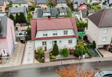 Manso Immo vous propose en exclusivité cette superbe maison individuelle au style contemporain, construite avec des matériaux haut de gamme et entretenue avec le plus grand soin. Implantée sur un terrain de 4.25 ares et de 300m2 brut, cette propriété séduit par ses volumes généreux, sa luminosité naturelle et sa vue dégagée grâce à sa position dominante.

Elle se compose comme suit :

Au rez-de-chaussée, un hall d'entrée mène à une vaste pièce de vie ouverte, comprenant un living chaleureux, une salle à manger conviviale et une cheminée centrale visible depuis chaque espace, créant une atmosphère à la fois moderne et accueillante. La cuisine séparée et équipée qui donne accès à la marquise et à une terrasse offrant une vue imprenable, un lieu idéal pour profiter aussi bien des beaux que des moins beaux jours, où toute la famille aime se réunir et partager des moments privilégiés. Pour plus de commodité, ce niveau est également complété par une salle de bains ainsi qu'un Wc séparé.

Au premier étage, toutes les pièces sont reliées par un couloir de nuit. On y accède à quatre chambres à coucher, dont une équipée d'un beau dressing, ainsi qu'à une grande salle de douche avec Wc. Ce niveau offre également un accès au grenier, pratique pour le rangement ou des aménagements futurs.

Au sous-sol / rez-de-jardin, on y accède soit par une porte indépendante, soit directement par le garage double, offrant une grande flexibilité pour l'aménagement. Cet espace est idéal pour un adolescent avec entrée individuelle, ou pour créer une salle de sport, salle de jeux ou tout autre usage selon vos besoins. Il comprend une grande chambre et une salle de bains à finaliser, offrant un potentiel supplémentaire pour personnaliser l'espace. Une buanderie et un local technique complètent ce niveau.

Le jardin, idéalement exposé, offre un véritable espace de vie en plein air. Une terrasse couverte accueille confortablement la table à manger pour profiter des repas en famille ou entre amis, tandis qu'une cabane de jardin, actuellement aménagée en atelier très fonctionnel, et un espace de stockage supplémentaire apportent une belle organisation. Pour les quelques beaux jours, un barbecue est à disposition, et une clôture toute neuve vient parfaire l'ensemble, créant un cadre chaleureux et intime, parfait pour se détendre ou recevoir.

La maison bénéficie également d'équipements modernes et performants, dont une chaudière à gaz à condensation toute neuve, du double vitrage ainsi qu'un système d'alarme, pour votre sécurité et votre confort. Parmi les nombreux atouts il ne vous reste plus qu'à venir la découvrir par vous-même et apprécier tout son charme et son potentiel, un ressenti immédiat que les mots ont du mal à décrire, mais qui se révèle dès que l'on franchit le seuil de cette superbe demeure.

Toutes les indications sont basées exclusivement sur les informations mises à notre disposition par nos clients. Nous n'assumons aucune garantie quant à l'exactitude et l'actualité de ces indications.

Les prix affichés s'entendent frais d'agence inclus de 3% + 17%TVA. Les honoraires d'agence sont à charge des vendeurs.

Pour plus d'informations, photos ou convenir d'un rendez-vous, vous pouvez nous contacter au :
+352 24 51 33 79 info@mansoimmo.lu