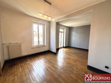 APPARTEMENT 4 PIECES AVEC CAVE / NANCY MON-DESERT-JEANNE D'A.  Venez découvrir à NANCY, secteur MON-DESERT/JEANNE D'ARC (à 2 minutes à pieds du Parc Sainte-Marie et du centre Nancy Thermal), cet appartement de 4 pièces principales, d'une surface de 87.05m2, situé au deuxième étage d'une petite copropriété gérée par notre agence. Offrant : une entrée avec rangements, un WC avec rangements, une cuisine séparée équipée, une salle d'eau, ainsi qu'un salon-séjour offrant un espace de vie de 26.85m2. L'espace nuit comprend trois chambres, dont deux chambres en enfilade et une chambre disposant d'un placard intégré (surfaces des chambres : 15.81m2, 11.68m2 et 12.00m2). Système de chauffage individuel au gaz. Une cave privative complète ce bien. Idéalement situé, cet appartement bénéficie de la proximité immédiate du parc Sainte-Marie et du centre Nancy Thermal, des commerces, des transports en commun, des établissements scolaires et de l'ensemble des commodités. Son emplacement permet également un accès rapide au centre-ville et à la gare de Nancy. Loyer : 870.00 EUR charges comprises (soit 830.00 EUR de loyer + 40.00 EUR de provision sur charges comprenant l'eau froide, l'électricité des parties communes, ainsi que la taxe des ordures ménagères). Dépôt de garantie : 830.00 EUR. Honoraires : 830.00 EUR dont 261.00 EUR pour l'état des lieux. Si vous avez besoin d'aide dans votre recherche de logement, votre agence AGENCE DE BOUFFLERS se fera un plaisir de vous aider. www.agencedeboufflers.fr. DISPONIBLE IMMÉDIATEMENT.
Les informations sur les risques auxquels ce bien est exposé sont disponibles sur le site Géorisques : www.georisques.gouv.fr