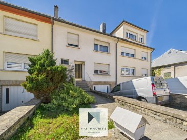 Maison 5 chambres à rénover avec jardin et garage - Quartier calme à Howald  
Située dans un quartier recherché et calme à Howald (plateau de Howald), cette maison des années 1970 offre un excellent potentiel après rénovation. D'une superficie habitable de 150 m² et une surface totale de 225 m², elle se trouve sur un terrain de 3 ares 01 ca, avec une terrasse de 11 m² orienter ouest, idéale pour profiter des belles journées ensoleillées.

La maison, à rénover entièrement, permettra à son futur propriétaire de l'aménager à son goût et de créer un espace de vie unique. Vous apprécierez son emplacement privilégié à proximité immédiate du tram, des bus, de la gare, ainsi que des commerces et des écoles. Le centre-ville de Luxembourg est également facilement accessible, offrant une situation idéale pour ceux qui recherchent le confort de la ville tout en profitant d'un cadre paisible.

Points forts :

Plateau de Howald  
Vue dégagée sur la forêt  
Proximité du centre-ville de Luxembourg  
Terrain de 3 ares 01 ca avec terrasse de 11 m²  
Maison à rénover offrant un fort potentiel  
Accès facile aux transports en commun (tram, bus, gare)  
5 chambres spacieuses  
Garage privé  
Ne manquez pas cette occasion de transformer cette maison en un véritable havre de paix, dans un quartier qui combine tranquillité et commodités. Contactez-nous pour plus d'informations ou pour organiser une visite !

Agent responsable : Alexandre Apolinario  
Mail : alexandre@vanmaurits.lu  
Tél. : + 352 691 28 22 14