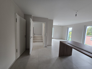 A louer: appartement duplex d'exception à Cents. Élégance, confort et nature - réf. App D2

Découvrez ce magnifique appartement neuf de 71 m², situé au cœur du quartier prisé de Cents à Luxembourg. Construit en 2025 selon les plus hauts standards énergétiques (classe A), ce bien allie design contemporain, fonctionnalité et qualité de vie.

L'espace de vie lumineux s'ouvre sur une cuisine équipée haut de gamme, parfaite pour vos moments de convivialité. Il permet d'accéder plain-pied au balcon.

L'appartement se compose de 2 chambres spacieuses, d'une salle de bain raffinée, d'un WC séparé, et offre des prestations rares : 

- grande terrasse ensoleillée
- buanderie commune, 
- grande cave privée,
- local à vélos 
- ascenseur

Disponible à partir du 01/12/2025, ce bien offre un cadre de vie à la fois moderne, serein et exclusif.

Le privilège de vivre à Cents

Quartier résidentiel recherché, Cents séduit par son atmosphère paisible, sa proximité du centre-ville et ses espaces verts propices à la détente. Vous y trouverez écoles, commerces de qualité, restaurants raffinés et infrastructures de santé à quelques pas seulement. Les transports en commun gratuits assurent une mobilité optimale à travers tout Luxembourg.

Une adresse rare, une opportunité unique! Offrez-vous le confort d'un bien neuf dans un environnement d'exception.

Contactez Natacha Bivort dès aujourd'hui au tél. 661/33 44 22 pour organiser une visite personnalisée.

Vivez l'élégance, vivez Cents!