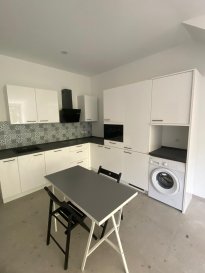 Studio meublé disponible à la location, situé dans le quartier dynamique de Cents, à Luxembourg. 167, rue de Cents L-1319.  Disponible à partri de 1er août 2026. 

Pour une visite contacter Natacha Bivort par WhatsApp + 352 661 33 44 22 ou par mail n.bivort@spaceplus.lu

Détails de la Propriété:
Nichée dans un cadre moderne et accueillant, ce studio de 37 m² représente une bonne opportunité.  Doté de prestations modernes, le studio offre le confort d'être meublé, ainsi qu'une cuisine ouverte et équipée, parfait pour les amateurs de cuisine. La salle de bains moderne est équipée d'une cabine de douche et un lavabo douche, WC séparé. Situé dans un immeuble de trois étages récemment construit (de l'année 2026) avec un ascenseur.


Commodités à Proximité:
Cents est un quartier qui combine dynamisme et tranquillité, idéal pour les jeunes actifs et les familles. On y trouve d'excellentes écoles et institutions éducatives pour tous les âges, des opportunités de shopping variées et de nombreuses options pour dîner, du restaurant classique aux endroits plus conviviaux. Les espaces verts et parcs invitent à la détente et à des activités récréatives. Cela sans oublier l'accès à des services de santé de qualité et une connectivité de transport en commun efficace, facilitant vos déplacements en ville.

Ne manquez pas cette opportunité! Programmez une visite en nous contactant via le formulaire de contact ou par téléphone. Vous serez conquis par ce studio charmant et bien situé.